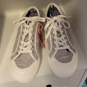 Roxy Cruisers Sz9.5 White and Black Striped platform tie Sneakers NWT